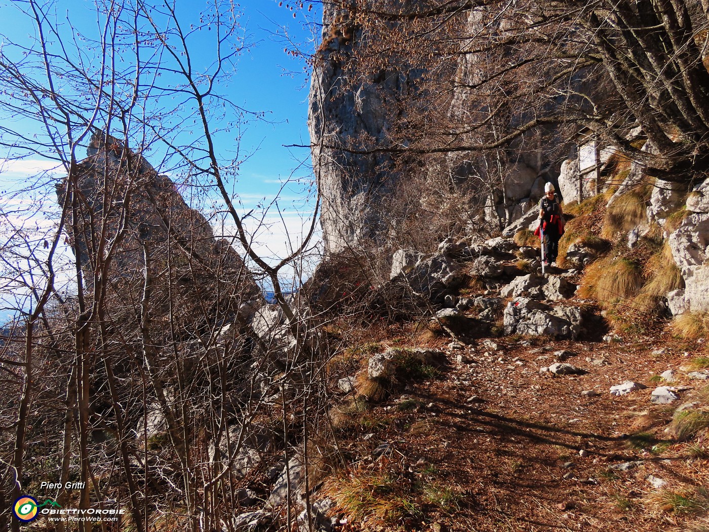 26 Dori, anche se aiutata, rifiuta di 'arrampicare' !.JPG